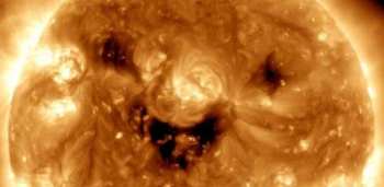 Солнце «улыбнулось» Земле: астрономы показали гигантский смайлик