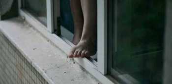 В Бишкеке молодая женщина разбилась выпав из окна многоэтажки