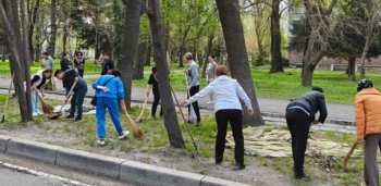 Бекешев призывает отменить субботники. И назвал тех, кто должен убирать