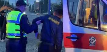 В Бишкеке водитель сбил инспектора УПСМ при попытке остановки автомобиля