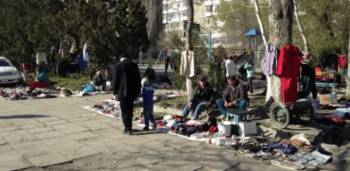 В мэрии Бишкека заявили, что блошиный рынок на ул. Фучика пока закрывать не планируют