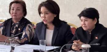 В Бишкеке обсудили, как остановить домогательства в общественном транспорте