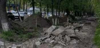 Бульвар Молодой Гвардии в Бишкеке перекопали, кусты уничтожили, теперь объявили тендер на благоустройство