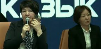 «Подсказки» или технический сбой? Мэрия объяснила, почему министр просвещения держала телефон у уха