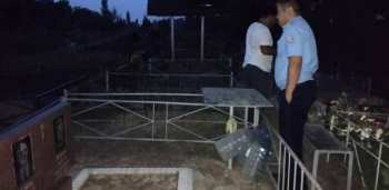 В Бишкеке после повреждения могил в милицию доставили шестерых подростков