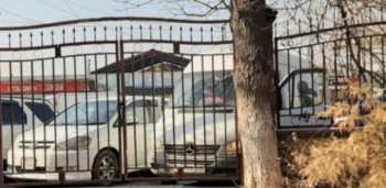 «Закрытые дворы». В Бишкеке снова жалуются на заборы и ограды